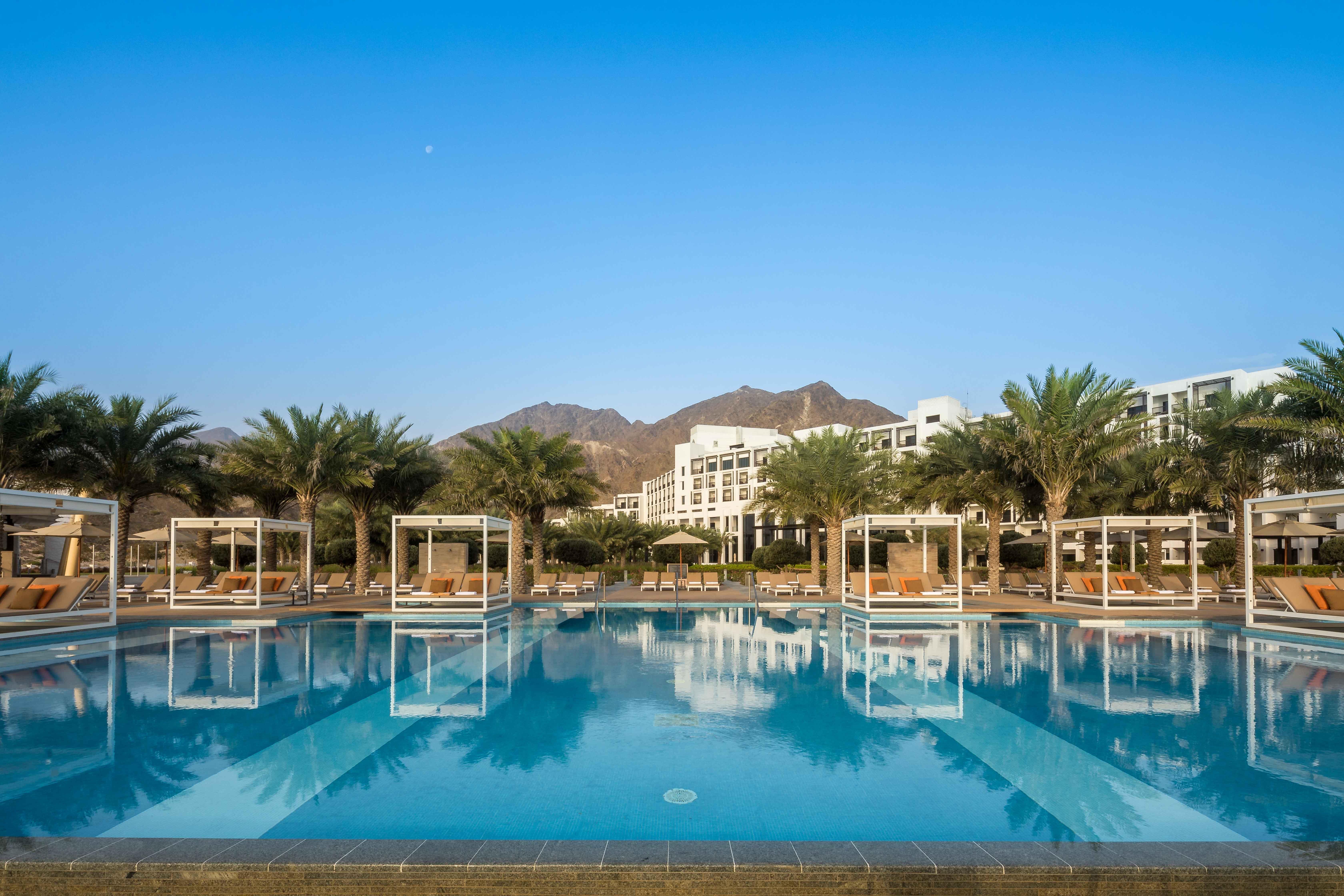 Intercontinental фуджейра. Отель INTERCONTINENTAL Fujairah Resort 5*. Фуджейра Интерконтиненталь 5. Фуджейра ОАЭ Интерконтиненталь. Интер Континенталь Фуджейра.